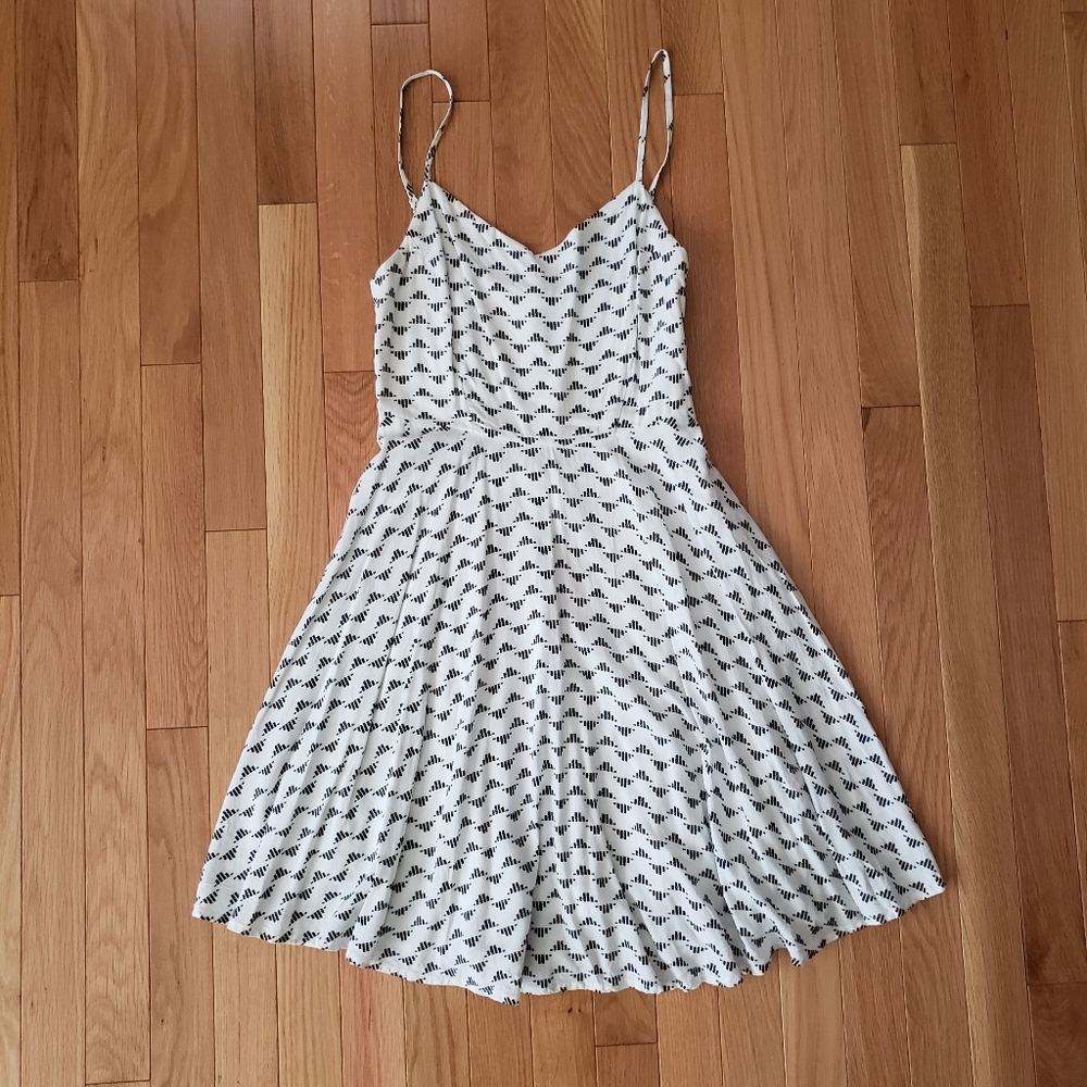 Old Navy white and black patterned dress